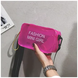 Primer plano de un bolso rosa transparente con el texto 'Fashion Mini Girl'.
