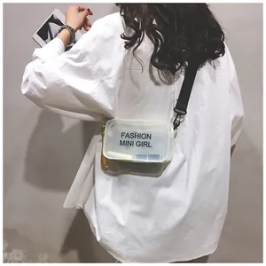 Vista trasera de una modelo con un bolso bandolera de gelatina transparente impreso