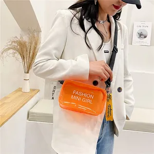 Detalle del bolso jelly naranja transparente con estampado Fashion Mini Girl en modelo