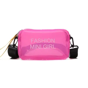 Bolso bandolera de gelatina rosa transparente con el eslogan 'Fashion Mini Girl' de moda