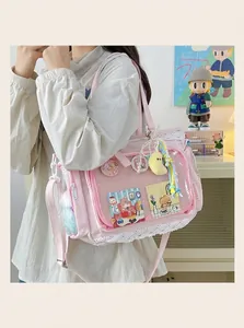 Rosa japanische Ita Bag mit elegantem Spitzenbesatz und transparentem Fenster für Pins.