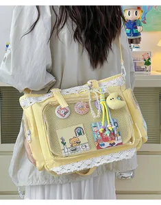 Detailansicht einer stilvollen gelben japanischen Ita-Tasche mit Spitze und Anhängern