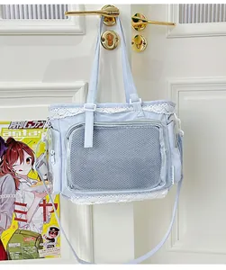 Hellblaue japanische Ita-Bag mit Spitze an einer weißen Tür für Anime-Liebhaber