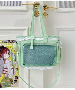 Detailansicht einer hellgrünen Ita-Tasche mit transparentem Fenster und Spitze