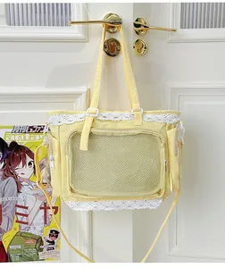Gelbe Ita-Tasche mit weißer Spitzenborte und Klarsichtfenster für Anime-Pins-Deko
