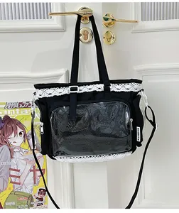 Makroansicht der weißen Spitzeneinfassung und der klaren PVC-Tasche an der schwarzen Tasche.