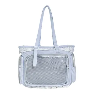 Hellblaue Ita-Tasche Tote mit transparentem Fenster und zarter Spitzenborte zur Schau