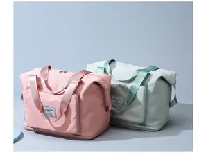 Faltbare wasserdichte Reisetaschen in Rosa und Mintgrün mit Nass-Trocken-Trennung.