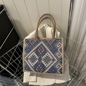 Vue détaillée d'un sac cabas ethnique tissé avec motifs géométriques en chariot