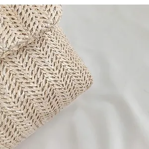 Primer plano de material de paja tejida con un elegante patrón de espiga detallado