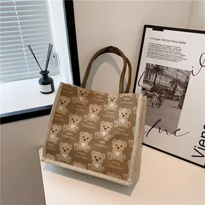 Vue détaillée du sac cabas pour enfants marron avec motif Happy Little Bear et lin