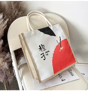 Gros plan d'un sac cabas minimaliste avec imprimé orange et poignées en corde