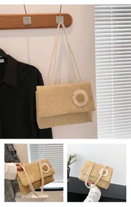 Bolso de hombro de paja tejida con detalle de flor de margarita blanca en color caqui