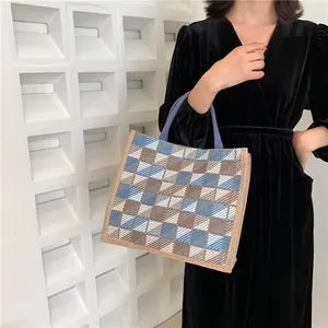 Vue détaillée d'un sac cabas tissé élégant avec un motif à carreaux bleu et brun