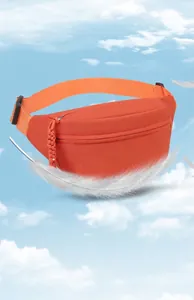 Makroansicht der leichten orangefarbenen Nylon-Gürteltasche mit glatter Textur