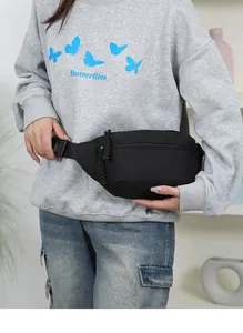 Nahaufnahme einer schwarzen Gürteltasche aus Nylon, die von einer Person getragen wird