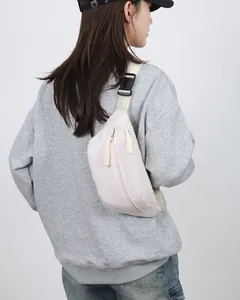 Rückansicht einer minimalistischen beigen Nylon-Umhängetasche für den Pendleralltag