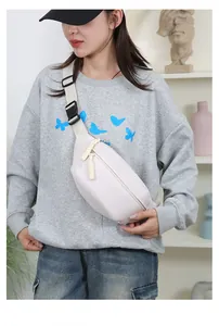 Detailansicht der cremefarbenen Nylon-Brusttasche mit gewebtem Reißverschlussgriff