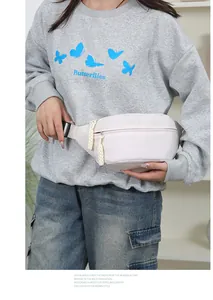 Minimalistische cremefarbene Nylon-Gürteltasche, von einem Model im vielseitigen Stil getragen