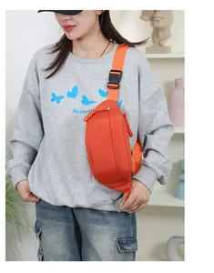 Modische orangefarbene Bauchtasche aus Nylon, von einem Model lässig getragen