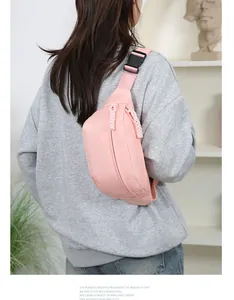 Rückansicht einer rosa Nylon-Brusttasche, getragen von einem Modell