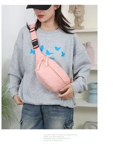 Lifestyle-Ansicht einer rosa Nylon-Brusttasche für Sport und den täglichen Arbeitsweg.