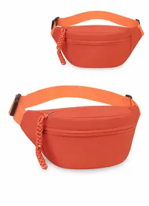 Detaillierte Frontansicht der minimalistischen orangefarbenen Gürteltasche aus Nylon