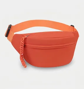 Detailansicht eines leuchtend orangen Nylon-Sport-Hüfttasche mit verstellbarem Gurt