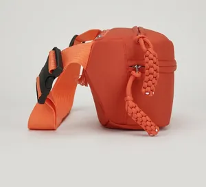Seitenansicht einer orangefarbenen Nylon-Gürteltasche mit Schnalle und geflochtenen Zippern.