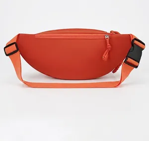 Detailansicht der Rückseite der minimalistischen orangefarbenen Nylon-Gürteltasche