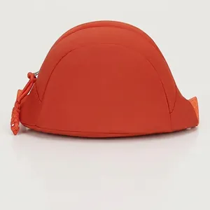 Detaillierte Unteransicht einer minimalistischen orangefarbenen Nylon-Sport-Gürteltasche für den Alltag