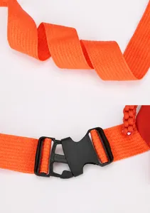 Detail eines orangefarbenen Nylonriemens und einer schwarzen Schnalle für Taschen