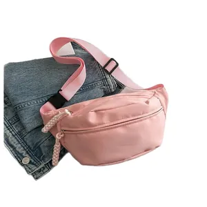 Minimalistische rosa Brusttasche aus Nylon für Sport und tägliche Reisen geeignet.