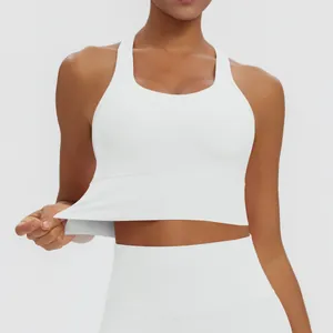 Detalle del sujetador deportivo blanco con espalda de nadador que muestra alta elasticidad.