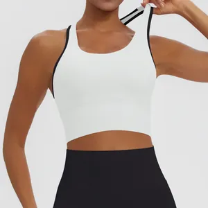 Primer plano de un sujetador deportivo blanco con ribete negro para yoga