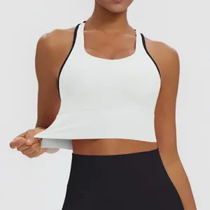 Vista detallada que muestra la gran elasticidad y la suave textura del sujetador deportivo