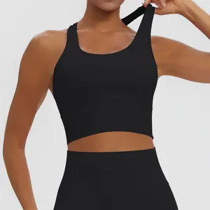 Primer plano de un sujetador deportivo negro con espalda cruzada para fitness y yoga.