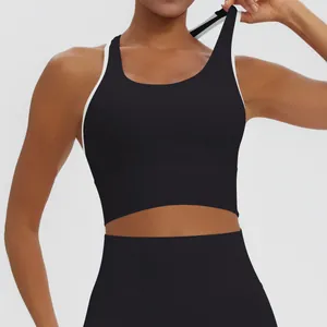 Detalle de sujetador deportivo negro con ribete blanco en contraste para fitness