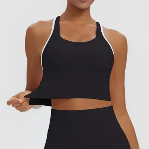 Detalle del sujetador deportivo negro transpirable que muestra alta elasticidad y espalda nadadora
