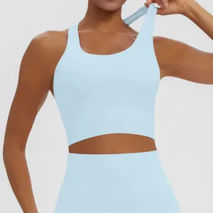 Detalle de sujetador deportivo azul claro con espalda de nadadora y tela transpirable