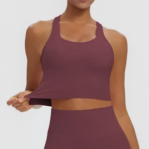 Detalle de la alta elasticidad del sujetador deportivo burdeos con espalda de nadador para yoga.