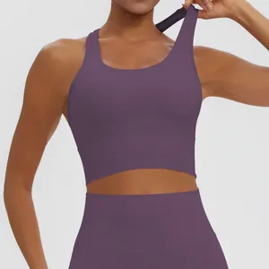 Primer plano de un sujetador deportivo morado transpirable con espalda de nadadora