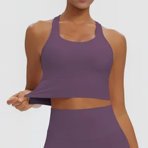 Primer plano de un sujetador deportivo morado que muestra la gran elasticidad del tejido técnico.