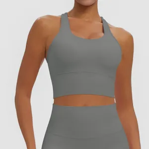 Primer plano de un sujetador deportivo gris con espalda cruzada para yoga y fitness mujer.