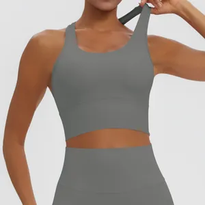 Detalle de un sujetador deportivo gris transpirable con espalda de nadador para yoga mujer
