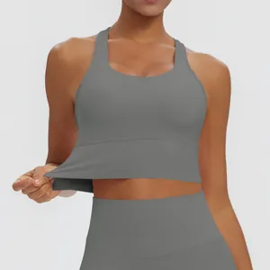Primer plano de un sujetador deportivo gris con espalda cruzada y tejido muy elástico.