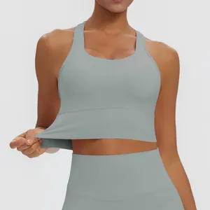 Detalle de la alta elasticidad y la suave textura de este sujetador deportivo gris