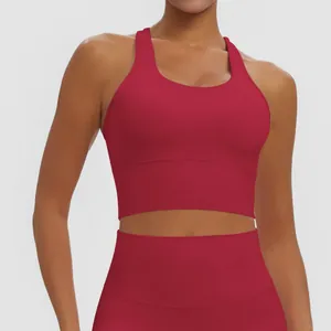 Primer plano de sujetador deportivo rojo transpirable con espalda cruzada y leggings de yoga