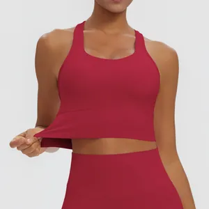 Primer plano de un sujetador deportivo rojo elástico para yoga y fitness.