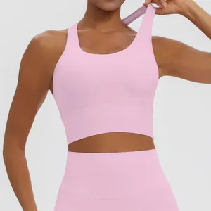 Detalle de un sujetador deportivo rosa con espalda de nadador y leggings de yoga para mujer.